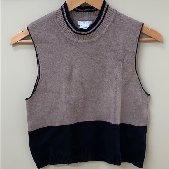 UO Soft Sleeveless Mock Turtleneck Knit Top - Picture 1 of 4